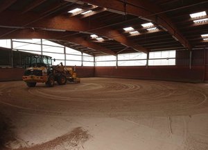 Wir haben wieder unsere Reitböden in den Hallen und auf dem Dressur- und Springplatz mit dem Laser begradigt. Zusätzlich wurde neuer Reitboden aufgebracht.